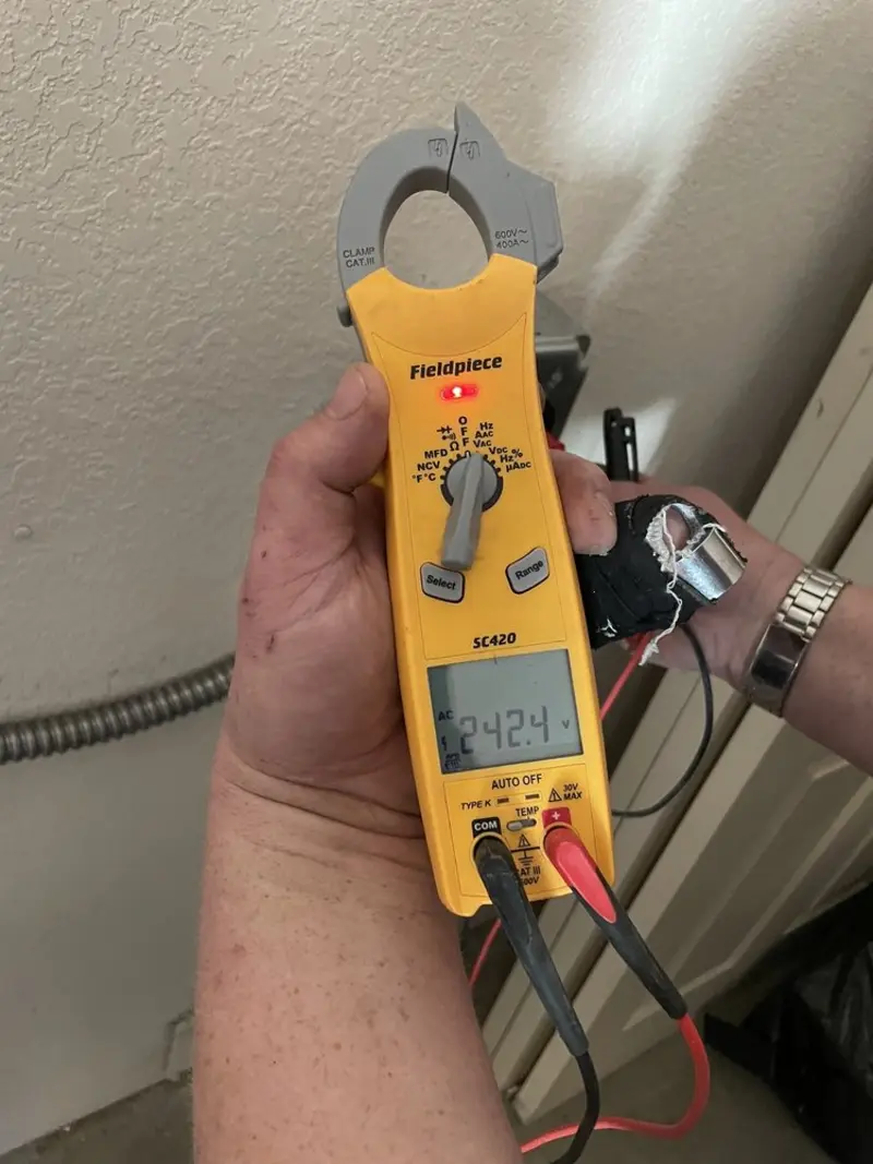 Voltage testing with clamp meter during Aluminum Wiring Replacement in Brazil